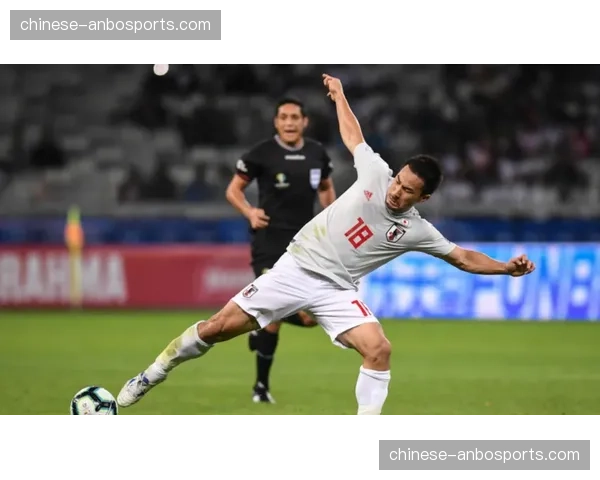 门兴前锋霍诺拉特扳平比分,避免主场失利 门兴前锋霍诺拉特扳平比分,避免主场失利